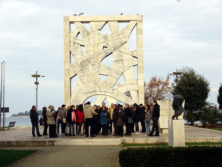 Pred spomenikom se zaustavi svaka grupa turista (A. POKRAJAC)