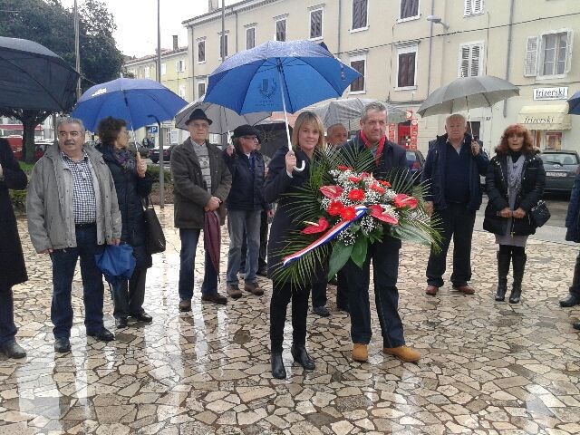 Polaganje vijenaca uz spomenik Joakimu Rakovcu na istoimenom trgu u Poreču