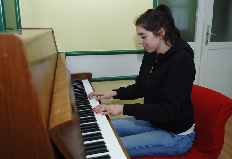 Sedamnaestogodišnja Ela Burlović voli svirati, a glumila je i u edukativnom filmu