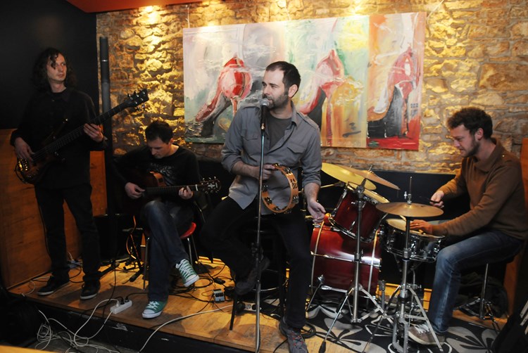 Maer s pratećim bendom u pulskom baru P14 (D. ŠTIFANIĆ)