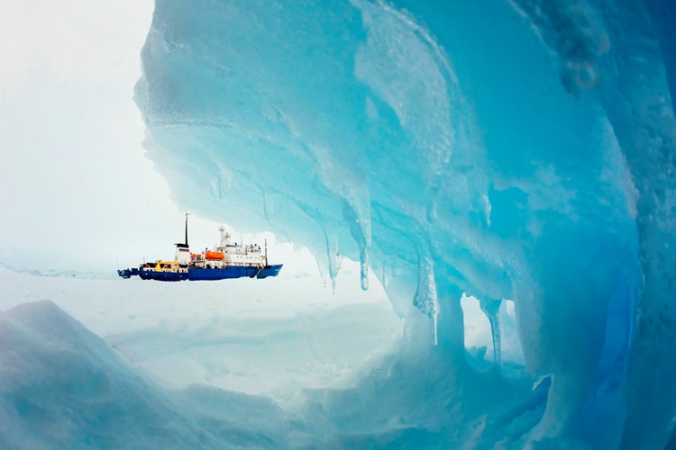 'Akademik Šokalski' još je zarobljen u antarktičkom ledu (Reuters)