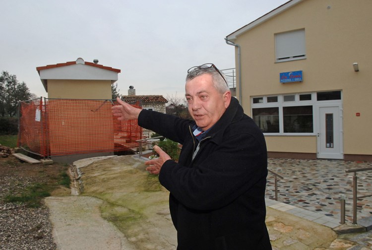 Nikola Vučić pred spornom trafostanicom i svojim objektom (D. MEMEDOVIĆ)