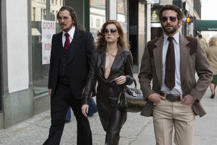 Irving Rosenfeld (Christian Bale), Sydney Prosser (Amy Adams) i Richi DiMaso (Bradley Cooper)