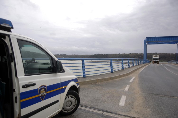 Jutros je prelaženje mosta na Antenalu bilo otežano (M. SARDELIN)
