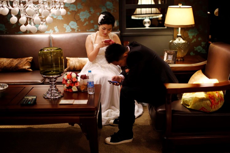 Par čeka sudjelovanje na masovnom vjenčanju u Šangaju (Carlos BARRIA)