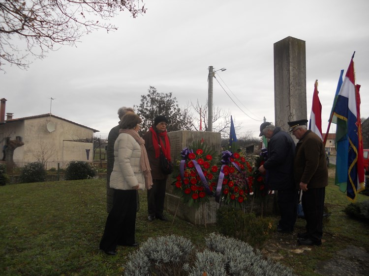 Polaganje vijenaca na spomenik žrtvama u Maloj Gajani (P.  LUKEŽ)