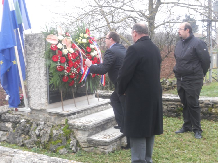 Delegacija Općine Svetvinčenat polaže vijence na spomenik stradalima (T. GRBIĆ)