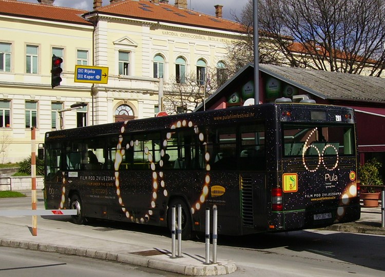 Gradski autobusi javljaju da će 60. festival trajati od 13. do 27. srpnja. Naravno, 2013.