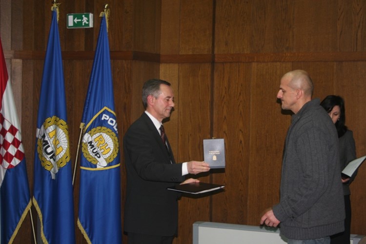 Predsjednikovo odličje Amiru Jusufoviću svečano je uručio načelnik PU istarske Dragutin Cestar (PU istarska)