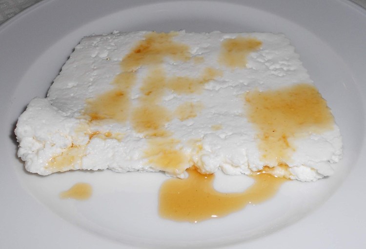 Originalni desert konobe Jelenić - skuta s medom od maslačka