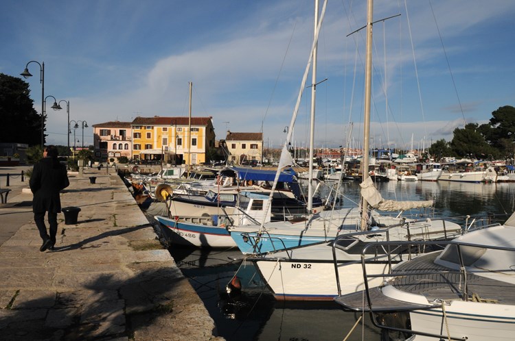 Najmanji grad u Istri, na oko 26 četvornih kilometara, s nešto više od 4.400 stalnih i oko 600 povremenih stanovnika