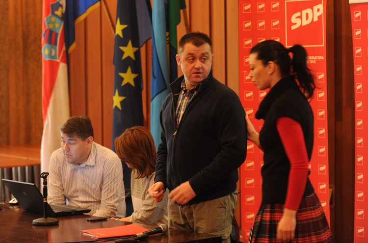 Na pazinskom sastanku prisustvovali su svi čelni ljudi istarskog SDP-a te Igor Dragovan i Milanka Opačić (M. M.)