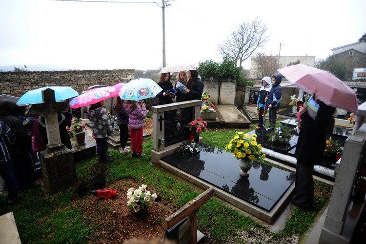 Učenici okupljeni oko groba Mije Mirkovića