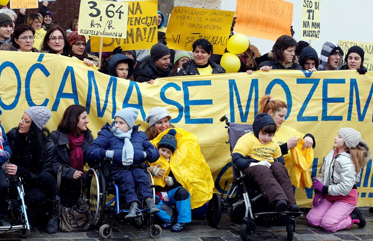 Roditelji djece s invaliditetom prosvjedovali su na Markovom trgu (D. TADIĆ/CROPIX)