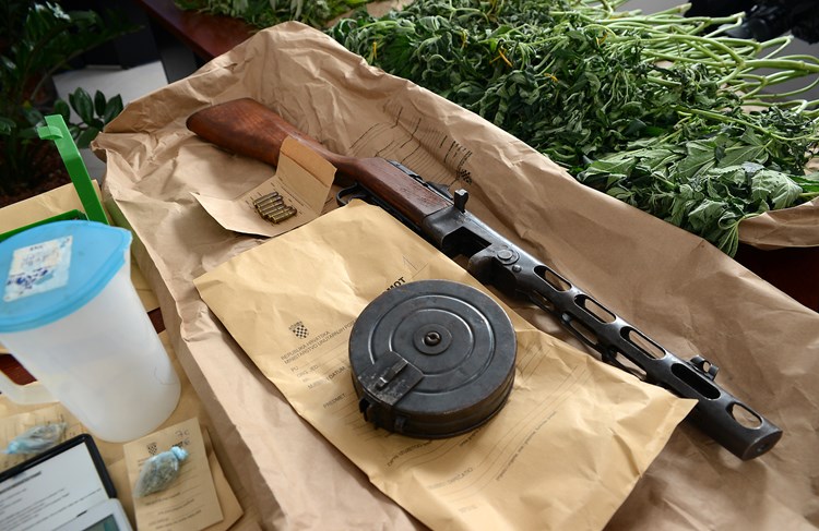 U posjedu 23-godišnjaka pronađeni su i automatska puška, streljivo, vježbovna ručna bomba, barut… (M. ANGELINI)