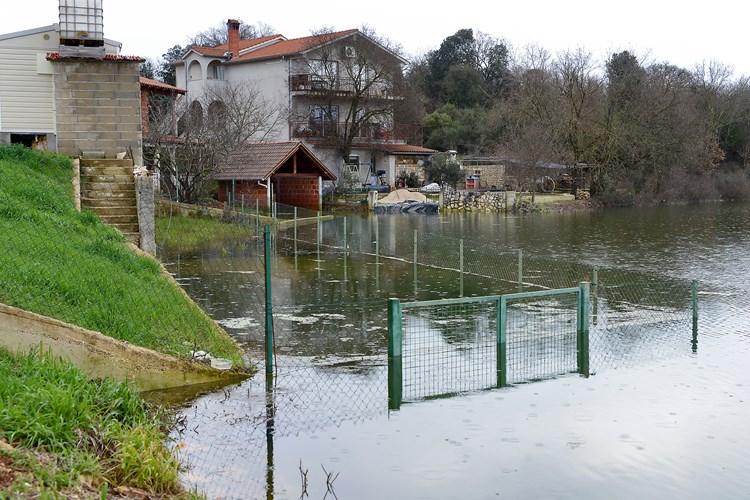 Nekoliko kuća na Valdenagi od poplave se brane zečjim nasipima (M. ANGELINI)