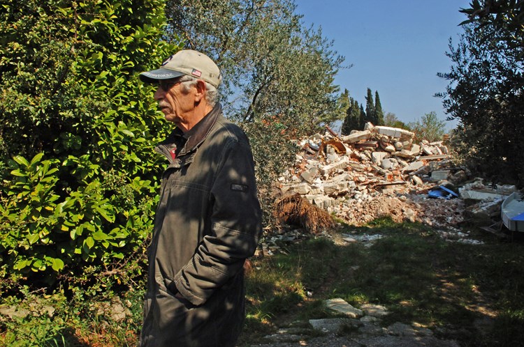 Vlasnik Risto Prodanov pored 'svojih' ruševina (D. MEMEDOVIĆ)