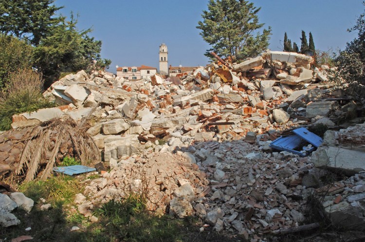 Na postojeći građevinski otpad na parceli na adresi Selo 83 navozi se novi (D. MEMEDOVIĆ)