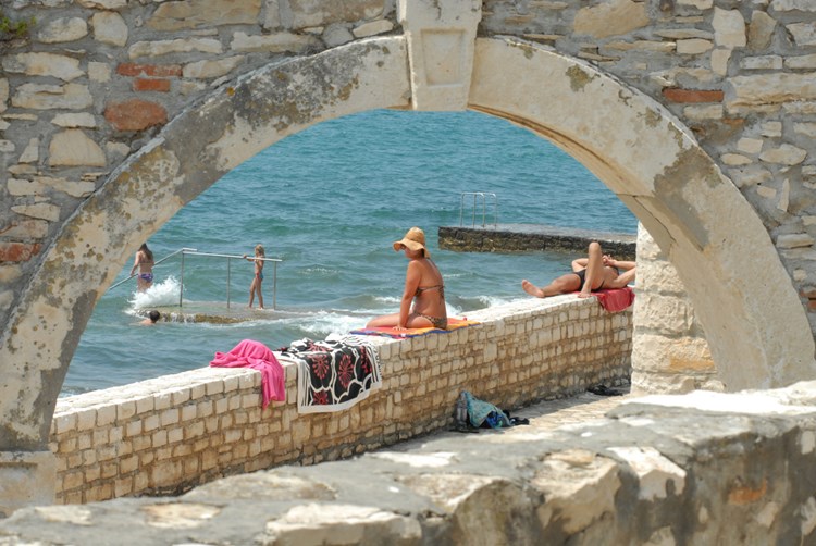 Novigradska plaža podno zidina (Milivoj MIJOŠEK)