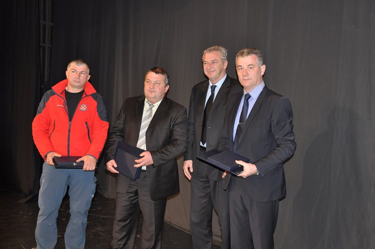Denis Stipanov (desno) prima nagradu od ministra Ranka Ostojića