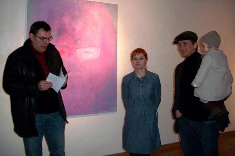 S otvaranja izložbe: u pozadini jedan od radova AntoniJe Čačić