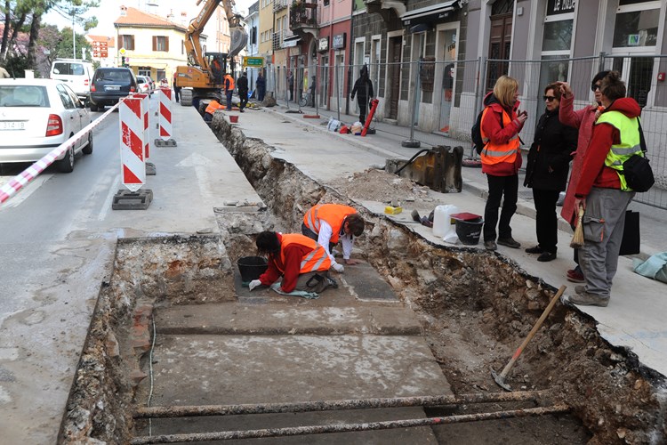 U Istarskoj ulici pronađeni su dijelovi rimske vile izvan gradskih zidina antičke Pule (M. MIJOŠEK)