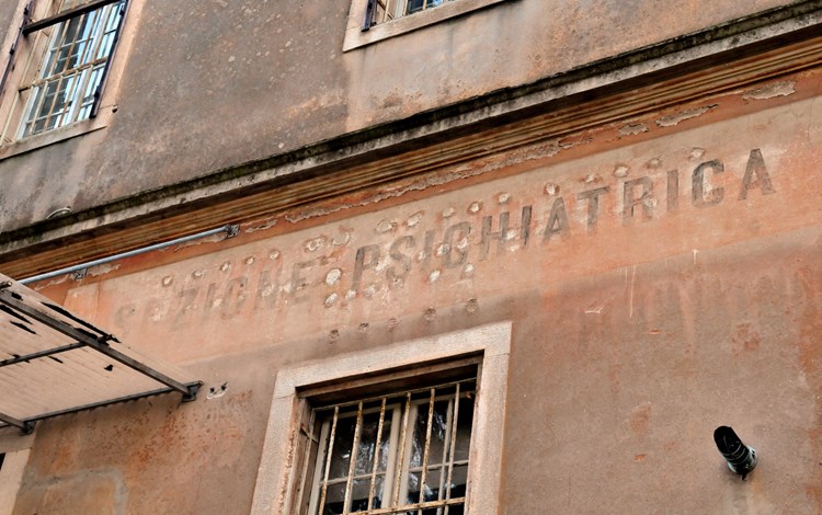 Ulaz u staro austrijsko zdanje nad kojim još stoji potpis talijanske vlasti (N. LAZAREVIĆ)