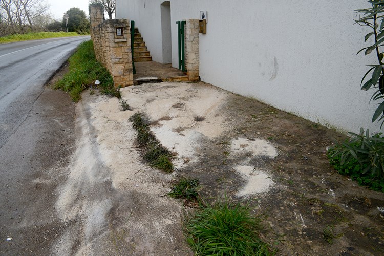 Vozilo se zabilo u zid obiteljske kuće na ulazu u Škatare (M. ANGELINI)