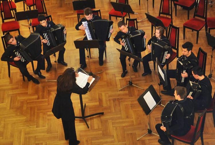 Harmonikaški orkestar pulske glazbene škole Ivana Matetića Ronjgova (D. MEMEDOVIĆ) 