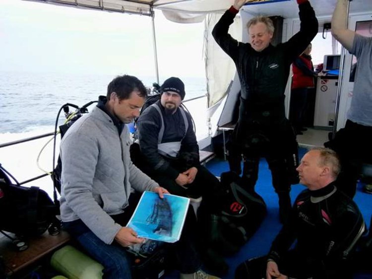 Filip Višić pokazuje novinarima što ih čeka na dubini od 40 metara (foto Altum mare)