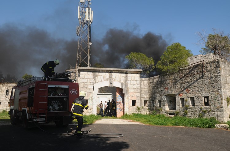 Požar u Fort Monvidalu (Dejan ŠTIFANIĆ)