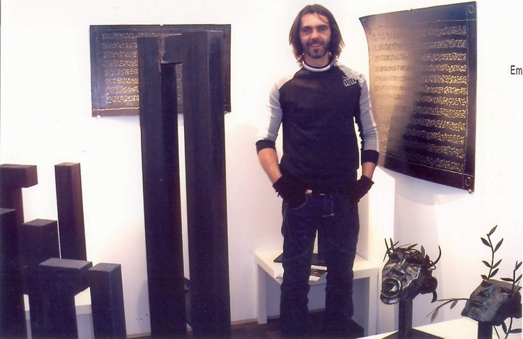Emil Knapić sa svojim skulpturama na jednoj od ranijih izložbi (Arhiva)