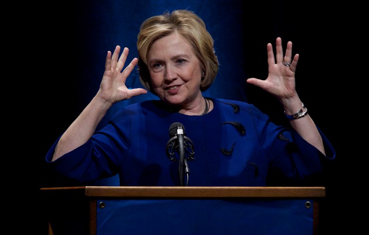 Hillary Clinton uspješno je izbjegla cipelu u Las Vegasu (Reuters)