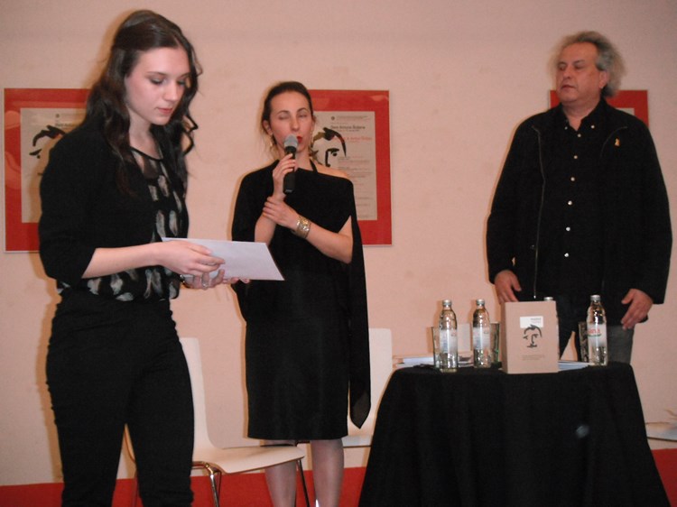 Nagrađena pulska gimnazijalka Lara Ljubišić, Melita Jurkota i Boris D. Biletić (M. ĆURIĆ)