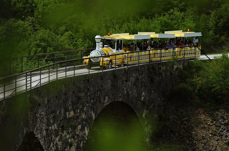 Turistički vlakić na vijaduktu Sabadin (M. MIJOŠEK)