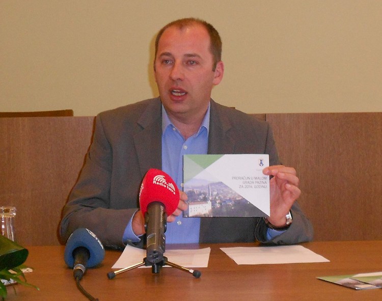 Renato Krulčić s brošurom "Proračun u malom" 