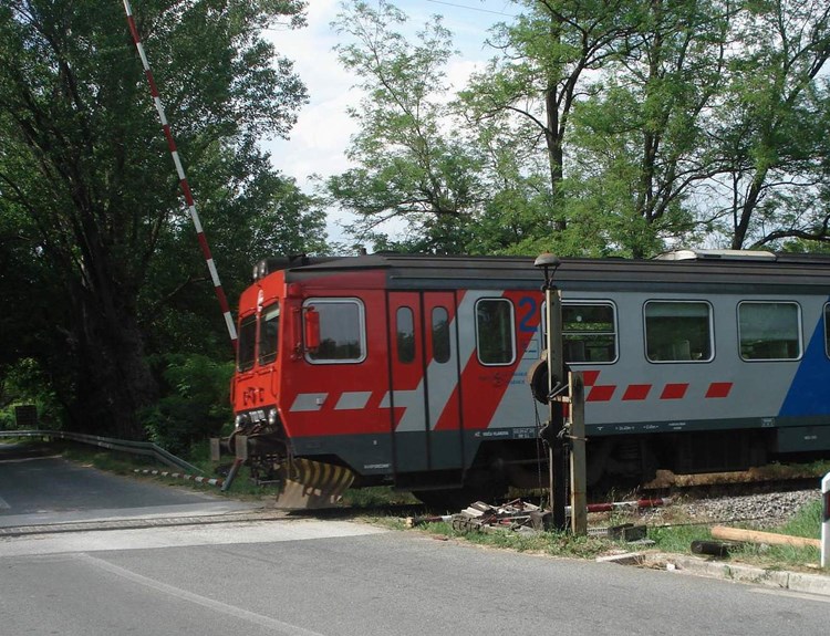Drazej - vlak je naletio na slomljenu rampu i nezaštićeni pružni prijelaz (M. RIMANIĆ)