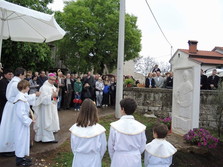Spomenik je blagoslovio biskup u miru mons. Ivan Milovan (M. RIMANIĆ)
