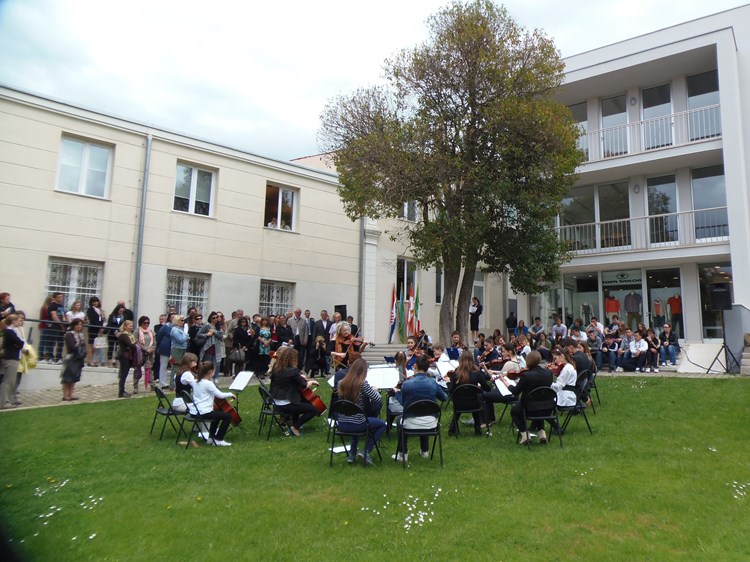 Nastup gudačkog orkestra na svečanosti otvorenja ispred zgrade Kulturnog centra