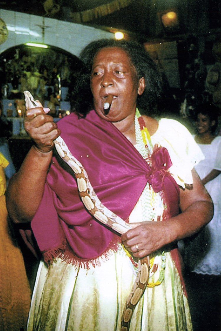 Sljedbenica indijanskog Macumba - Lucimar de Silva iz četvrti Cachoeirinho sa svojom zmijom i cigarom