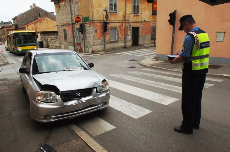 Prometna nesreća na raskrižju Vukovarske i Stankovićeve ulice (D. MEMEDOVIĆ)