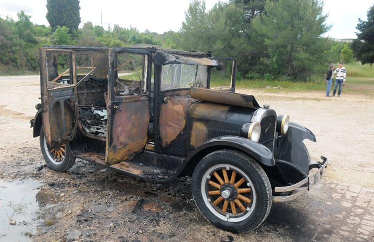 Dodge Sedan iz 1926. godine zapalio se jutros u Štinjanu (D. ŠTIFANIĆ)