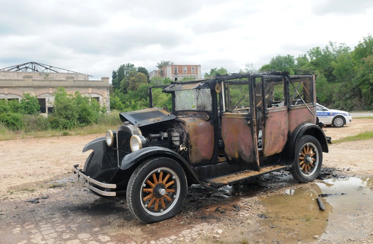 Dodge Sedan iz 1926. godine zapalio se jutros u Štinjanu (D. ŠTIFANIĆ)