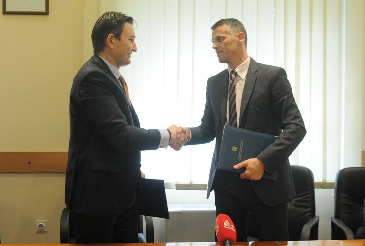 Ugovor su potpisali zamjenik ministra gospodarstva Alen Leverić i župan Valter Flego  (D. ŠTIFANIĆ)