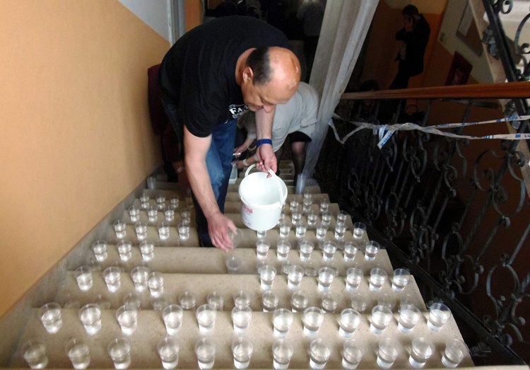 Norijada u Buzetu - učenici postavili, a profesori micali pune čaše s vodom sa stepenica (G. ČALIĆ ŠVERKO)