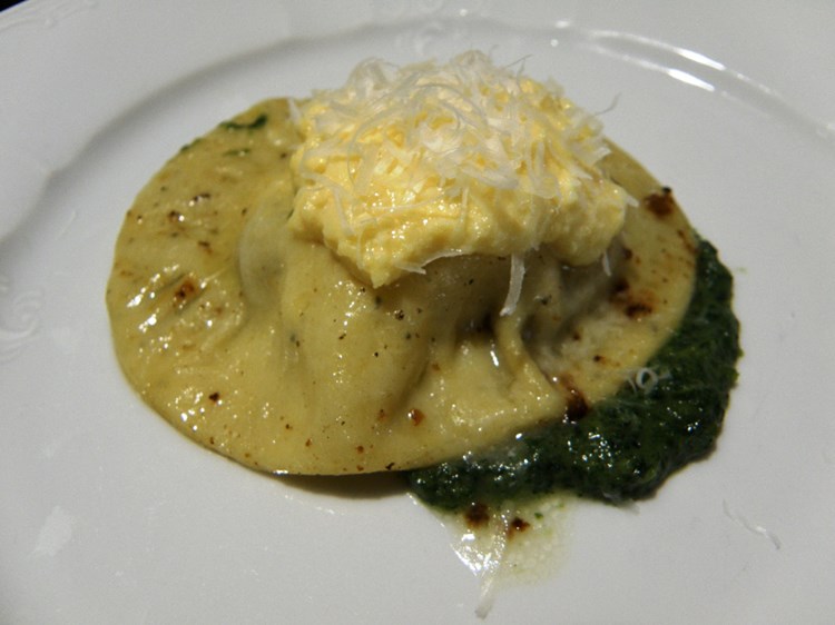 Raviol sa jajetom, kremom od krumpira i fažolom (Foto: Vinistra)