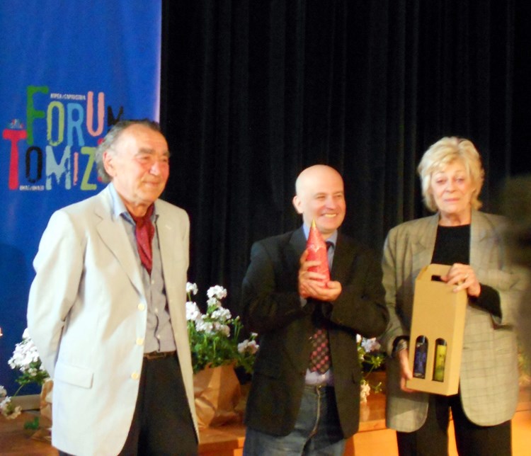 Denisu Peričiću (u sredini) nagrade su uručili Milan Rakovac i Daša Drndić 