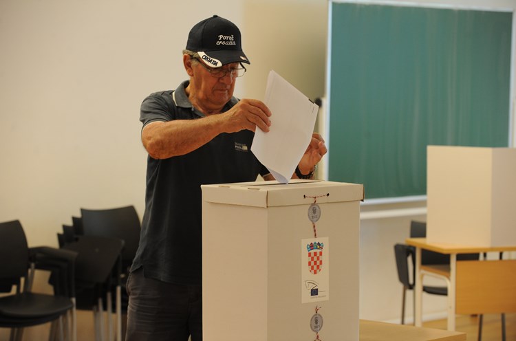 U istarskim gradovima, pa tako i u Poreču, najviše su glasova građani dali Kukuriku koaliciji, HDZ-u i ORaH-u (M. MIJOŠEK)