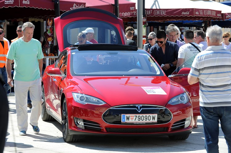 Atraktivni Tesla S na porečkom Trgu slobode (M. MIJOŠEK)