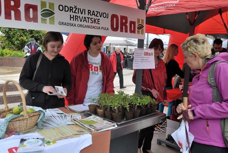 Članovi pulskog ORaH-a na tržnici predstavili program (N. LAZAREVIĆ) 